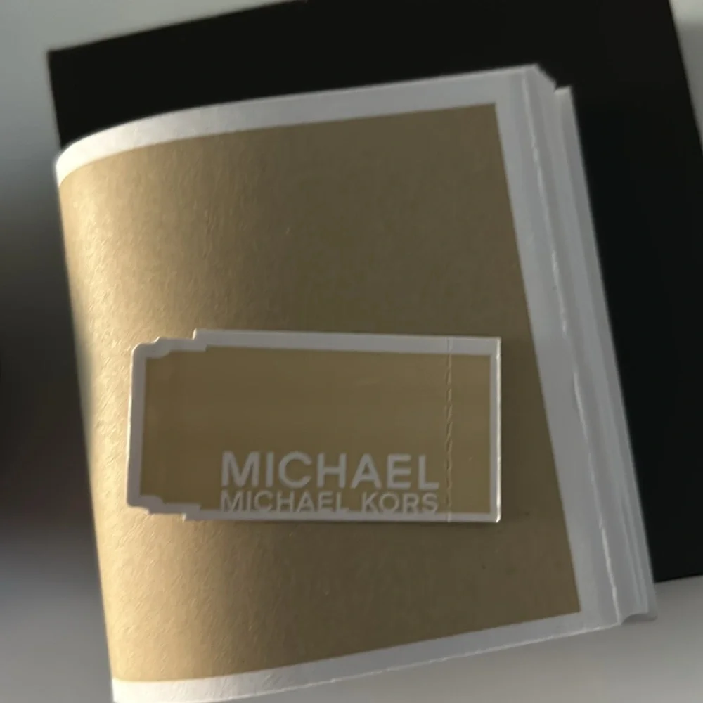 Michael Kors watch, in great construction, needs new batteries. - Picture 13 of 14